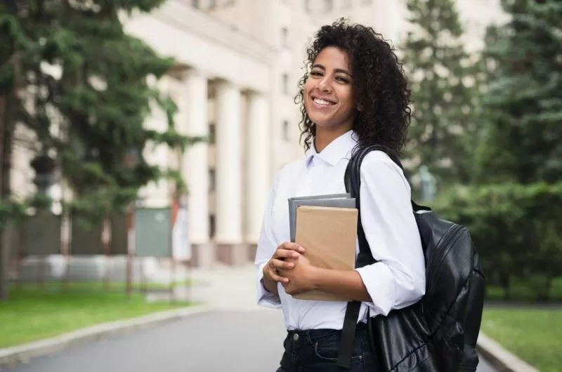 Crédito estudiantil o becas universitarias en Colombia: ¿cuál es la mejor opción?